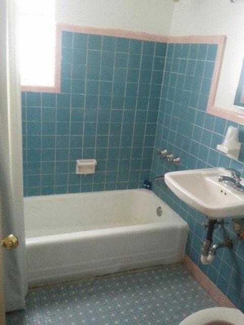 Collins Avenue Albergue *