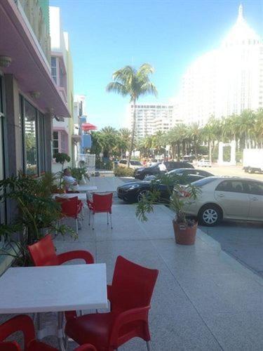 Collins Avenue Albergue *